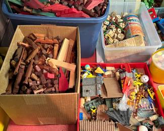 large lot of lincoln logs 