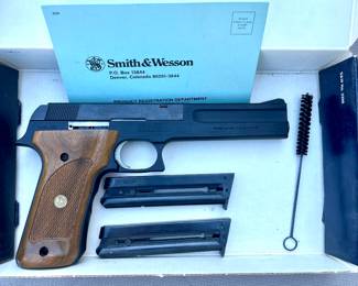 Smith & Wesson
MODEL 422
.22 SEMIAUTOMATIC PISTOL 