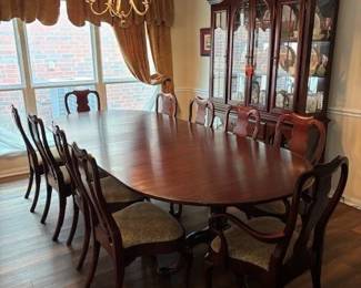 Henkel Harris Dining Room Table 4 Leaves