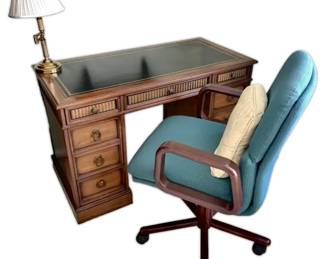 Sligh Furniture Leather Top Executive Desk w Chair Lamp