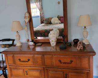 Dresser & mirror / lamps 
