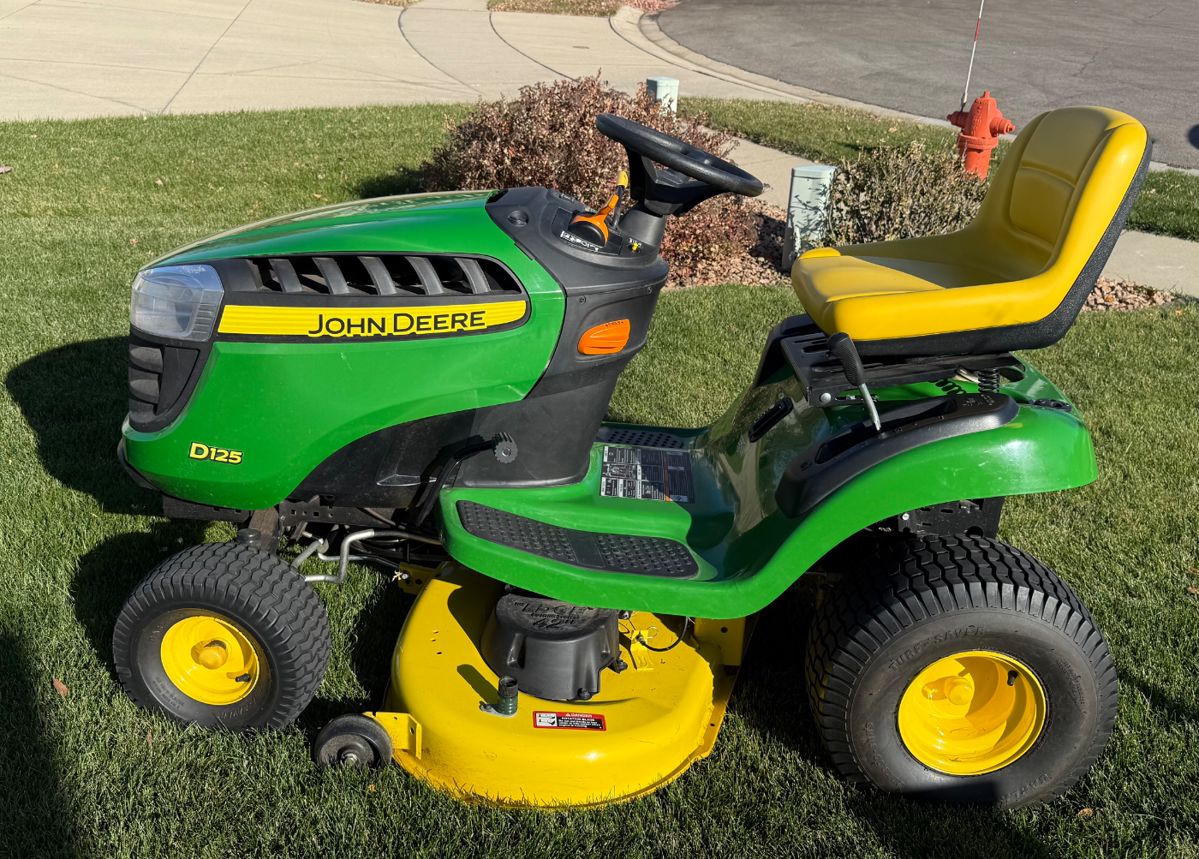 JOHN DEERE D125 RIDING LAWN MOWER LIKE NEW