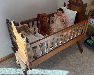 BEAUTIFUL ANTIQUE VICTORIAN WALNUT CRADLE