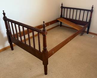ANTIQUE SPINDLE BED