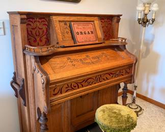 ANTIQUE PUMP ORGAN 