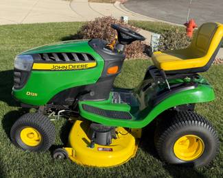 JOHN DEERE D125 RIDING LAWN MOWER LIKE NEW