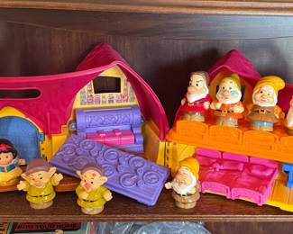 SNOW WHITE AND THE SEVEN DWARFS PLAY SET