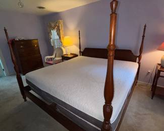 King sized four poster bed