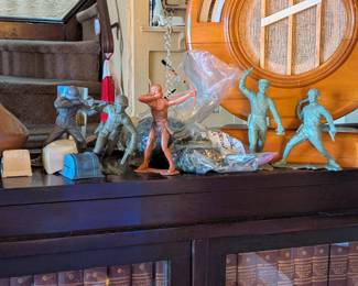 XL toy soldiers and small bags soldiers box lot