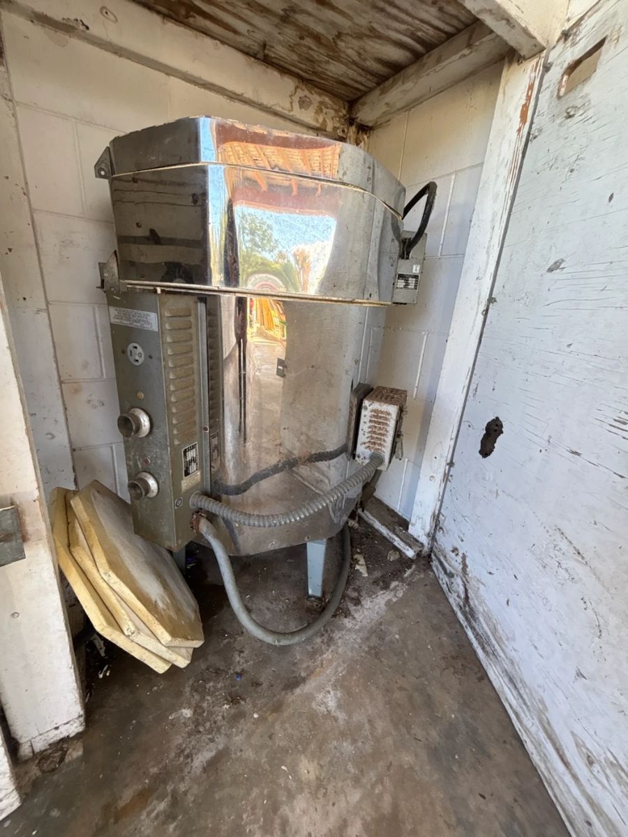 Paragon AA-8B, 1975 ekectric kiln, with several plates. High fire ceramics and clay.