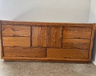 Oak dresser, 6 drawers and 2 middke storsgevdoors and shelves., tongue-in-groove construction.