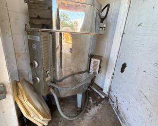 Paragon AA-8B, 1975 ekectric kiln, with several plates. High fire ceramics and clay.