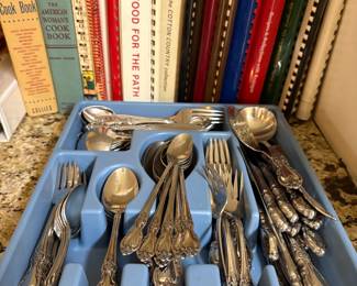 Oneida Community “Louisiana” Stainless Flatware 110 Piece Set