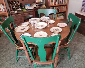 Round Dining Table w/ 4 Chairs