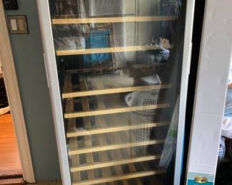 Wine refrigerator