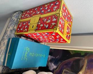 Snoopy/Belle trunk and clothes