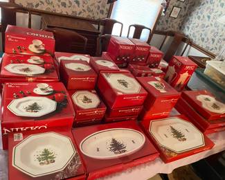 124 piece Nikko Christmastime china - only two settings ever used! Mint condition