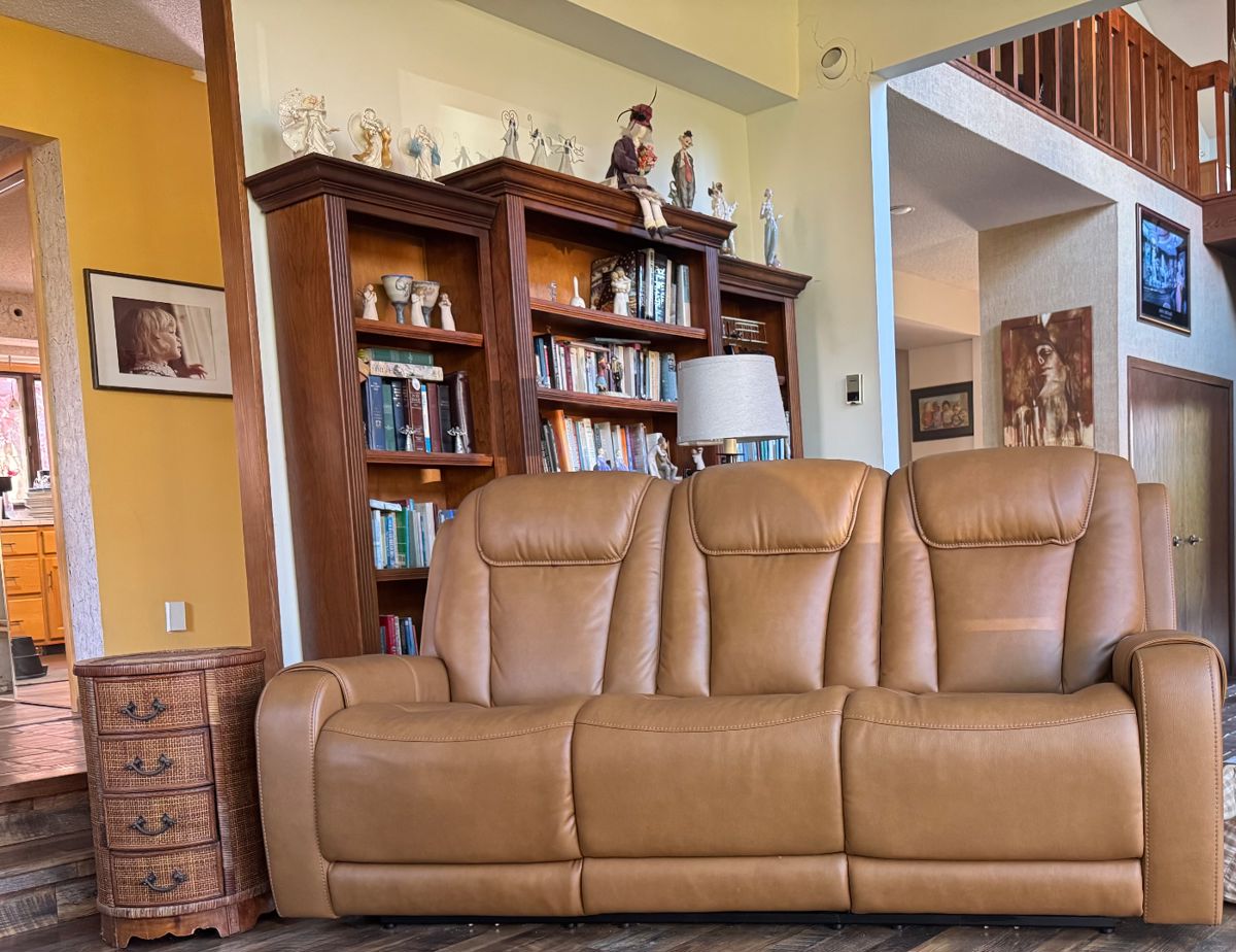 Leather massage couch with heat setting, USB charger and USBC charger