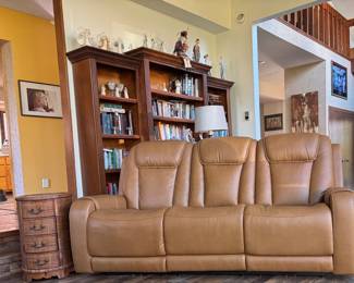 Leather massage couch with heat setting, USB charger and USBC charger