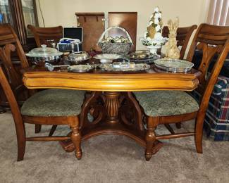 American Signature dining table with 2 extensions, 4 chairs and 2 arm chairs. Very well built set! 