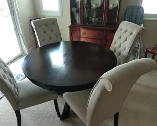 Stanley Furniture Round Dining Table w/ Upholstered Chairs and a LARGE Leaf
