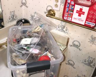 Items Located In 1st Bedroom (MASTER) Bathroom