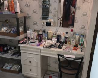 Items Located In 1st Bedroom (MASTER) Bathroom