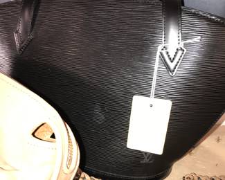 Items Located In 1st Bedroom (MASTER)