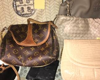 Items Located In 1st Bedroom (MASTER)