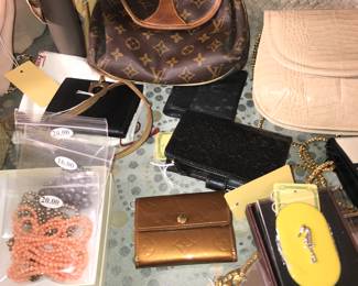 Items Located In 1st Bedroom (MASTER)