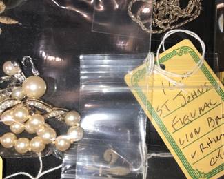 Items Located In 1st Bedroom (MASTER)