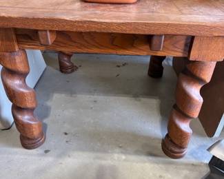 VINTAGE REVIVAL STYLE EXPANDABLE DINING TABLE WITH BARLEY TWIST LEGS