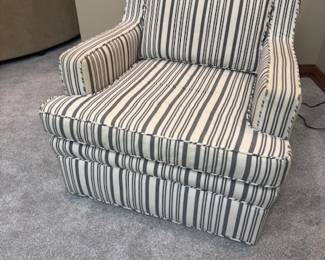 STATIONALRY WIDE ACCENT CHAIR
