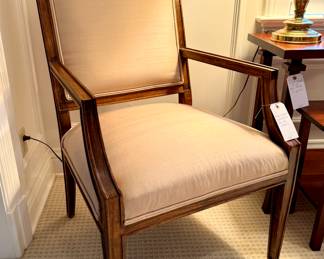 $350 - Silk custom upholstered chair by Hickory - 25x28x40. Ex condition! 