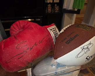 Sugar Ray Leanord signed Boxing Glove 