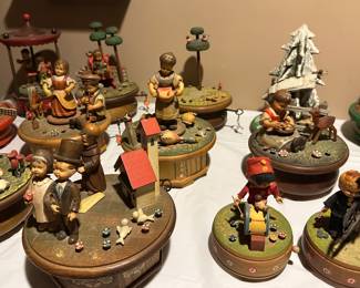 Anri Thoren wood carved music box