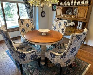 Beautiful wood dining table with 2 leaves and 4 chairs