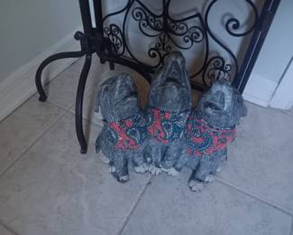 3 Howling Dogs Fiqure