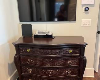 Chest of drawers. Samsung The Frame TV 