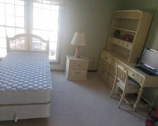 French Provincial style girl's 6 piece bedroom set