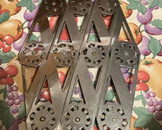 Metal adjustable trivet