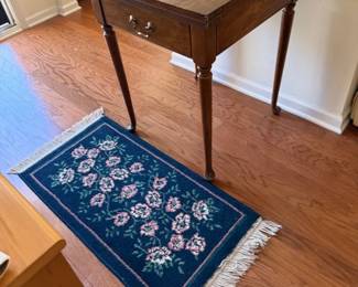 Vintage Flip Top Backgammon Chess Table With Pretty Blue Floral Throw Rug