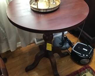 Round table with 4 legged pedestal base
