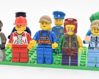 Lot of 8 Lego Misc mini figurines and base