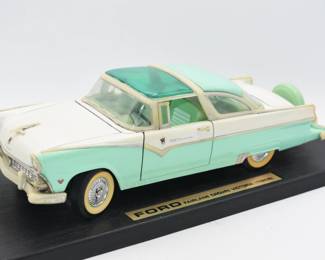 Die Cast 1955 Ford Fairlane Crown Victoria 1:18 Scale