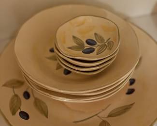 Olive branch set of dishes. 