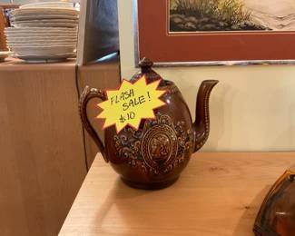 Vintage ceramic tea pot. $10+ tax