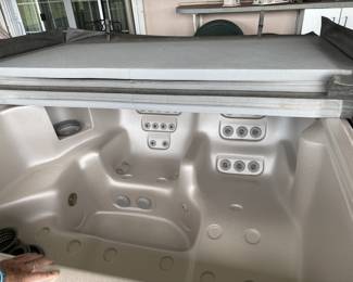 4 person hot tub. Has the instructions. Comes with steps and chemicals. 
