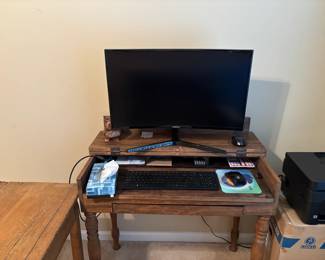 Versatile computer desk