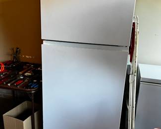 #122 Hisence Refrigerators (no ice maker) w/metal racks - 20cu - You Move - Working and Clean $120.00